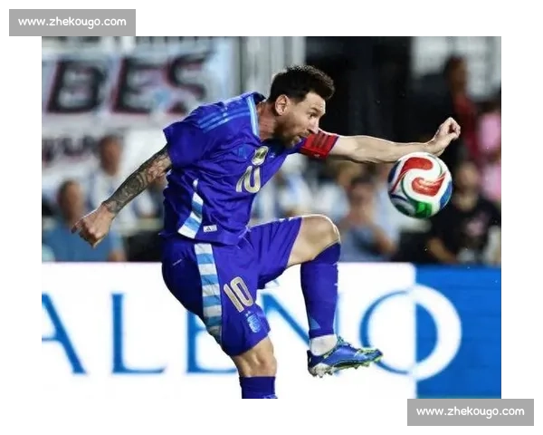 梅西读秒吊射击中横梁 詹俊盛赞：这就是超能力！